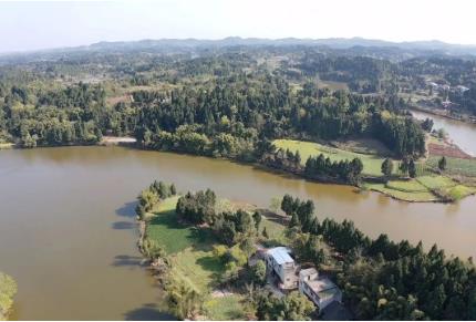 開展鄉(xiāng)村振興產(chǎn)業(yè)、河道治理和特色民宿建設(shè)